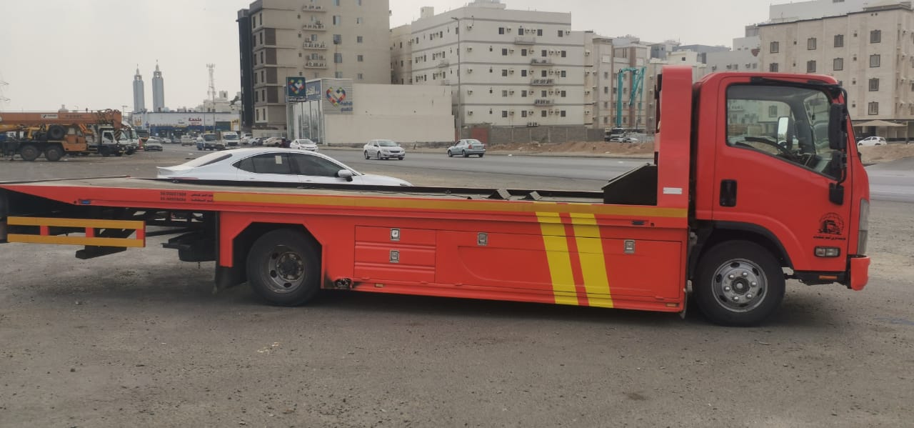 سطحة هيدروليك تنقل رولز رويس غوست زرقاء في الخبر